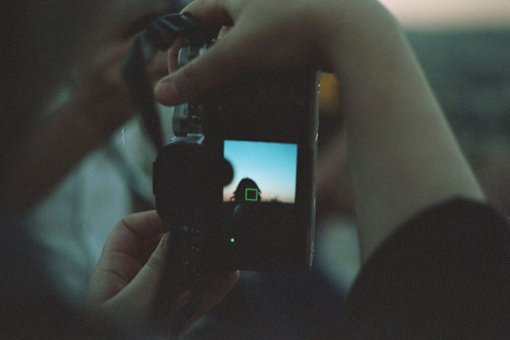 Fotograf håller en kamera med aktiv autofokuspunkt på skärmen
