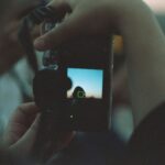 Fotograf håller en kamera med aktiv autofokuspunkt på skärmen
